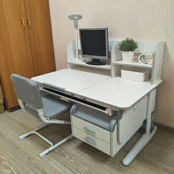 Комплект Дэми: парта СУТ-62 PRO с тумбой + стул СУТ.01-01 с чехлом (выставочный образец)